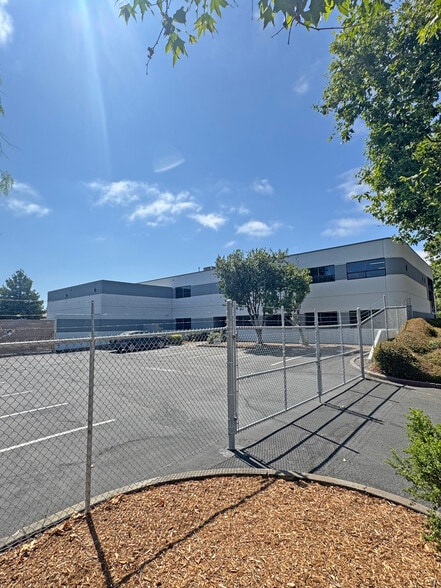 3250 Dutton Ave, Santa Rosa, CA for lease - Building Photo - Image 2 of 4