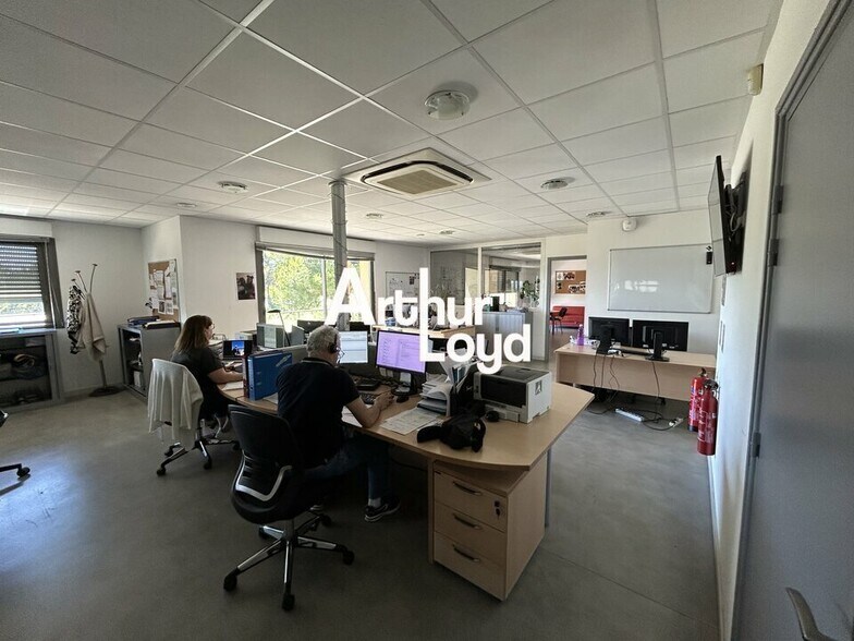 Office in Le Muy for lease - Interior Photo - Image 2 of 3
