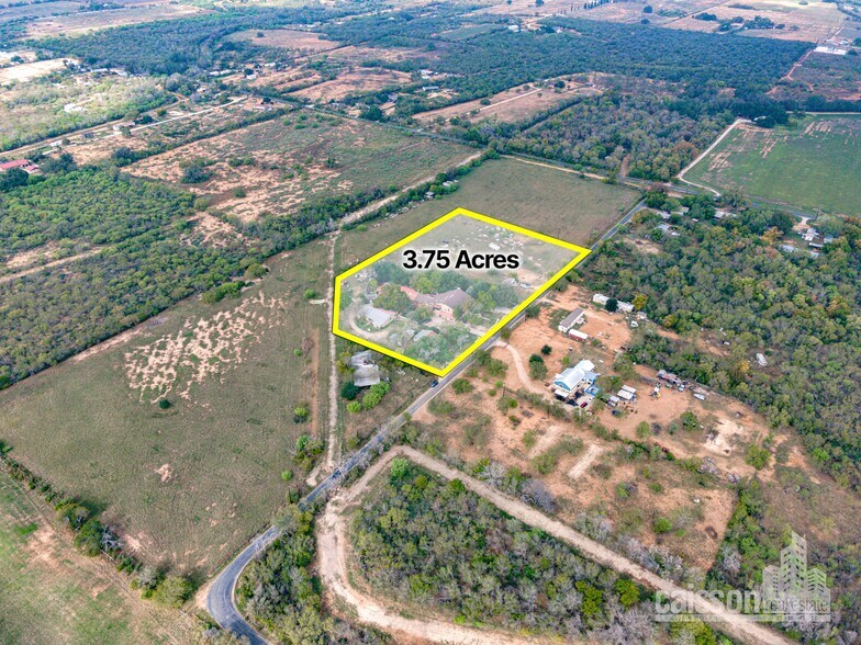 4061 County Road 676, Devine, TX à vendre - Photo du bâtiment - Image 2 de 3