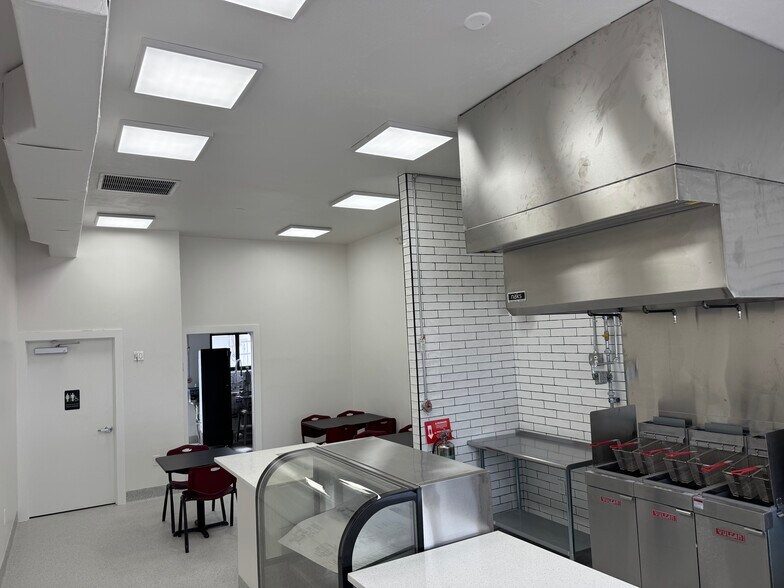 730-732 Belvedere Rd, West Palm Beach, FL à louer - Photo du bâtiment - Image 1 de 4