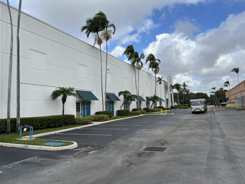 2105-2153 NW 86th Ave, Miami, FL for lease - Building Photo - Image 3 of 8