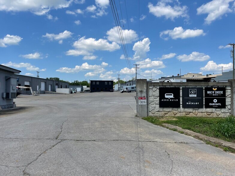 1015 W Kirkland Ave, Nashville, TN à louer - Photo du bâtiment - Image 2 de 5