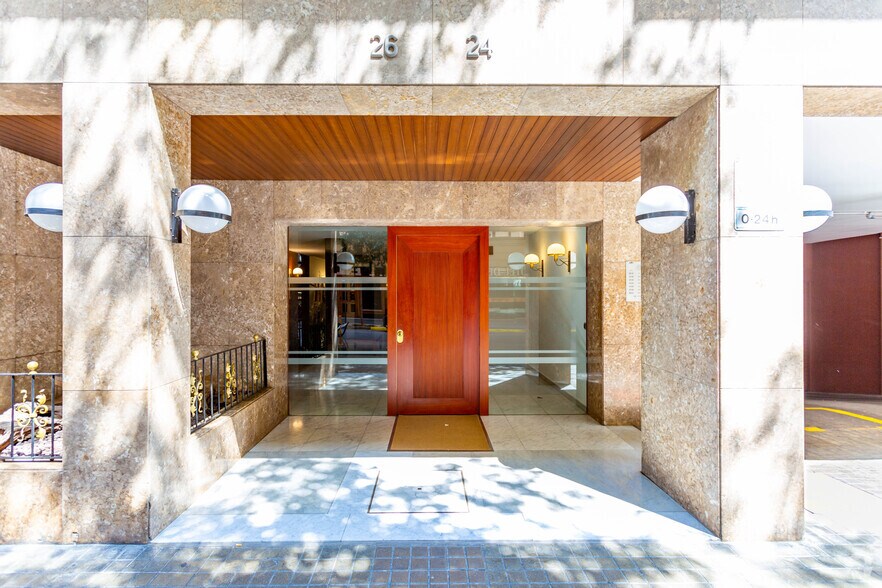 Retail in Barcelona, Barcelona for lease - Building Photo - Image 3 of 5