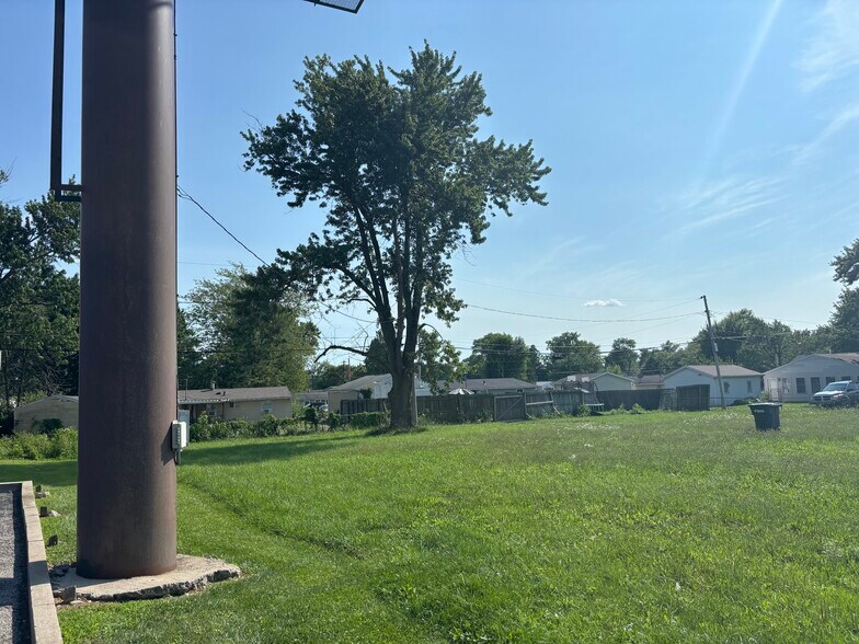 705 E McGalliard Rd, Muncie, IN à vendre - Photo principale - Image 1 de 6