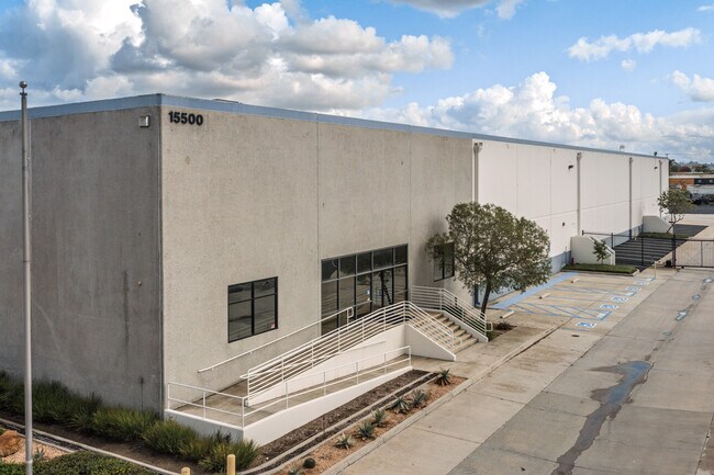 Plus de détails pour 15500 Phoebe Ave, La Mirada, CA - Industriel à louer