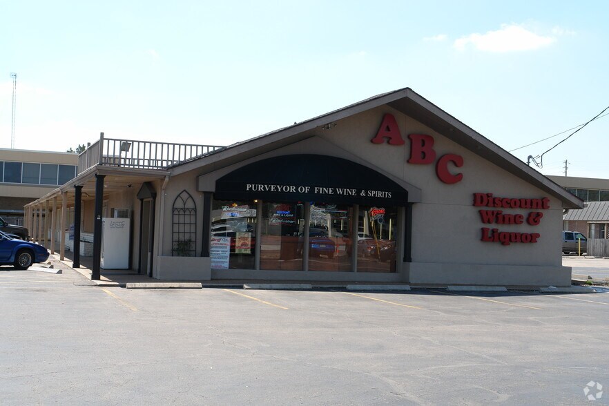 6425 E Central Ave, Wichita, KS à louer - Photo du bâtiment - Image 2 de 2