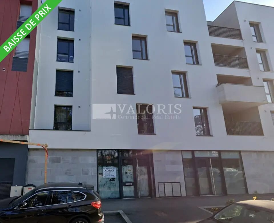 Retail in Décines-Charpieu for lease Building Photo- Image 1 of 10