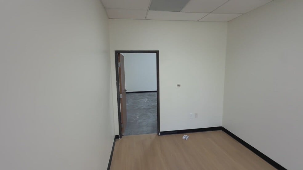 8662 Avenida De La Fuente, San Diego, CA à louer - Vidéo sur l’inscription commerciale - Image 3 de 10