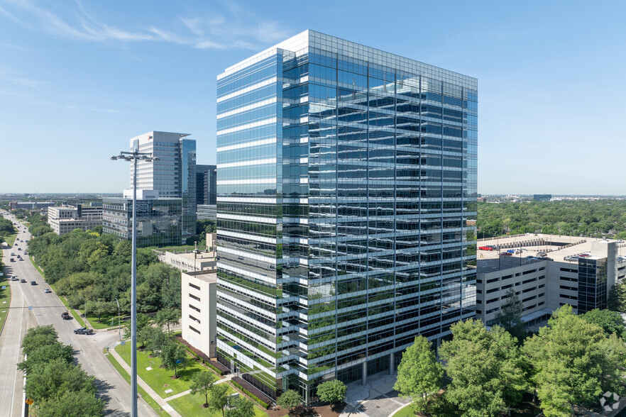 2050 W Sam Houston Pky S, Houston, TX for lease - Primary Photo - Image 1 of 25