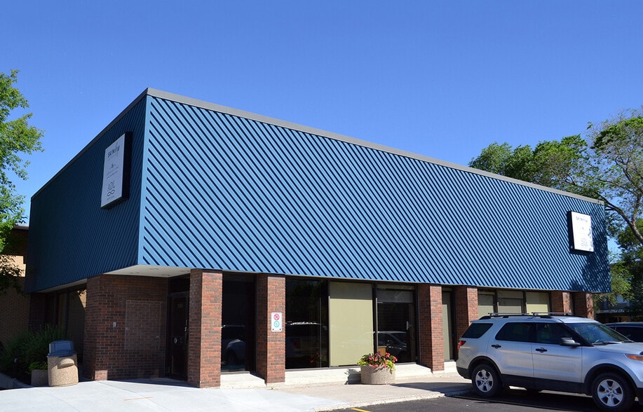 1068 Henderson Hwy, Winnipeg, MB for sale - Primary Photo - Image 1 of 1