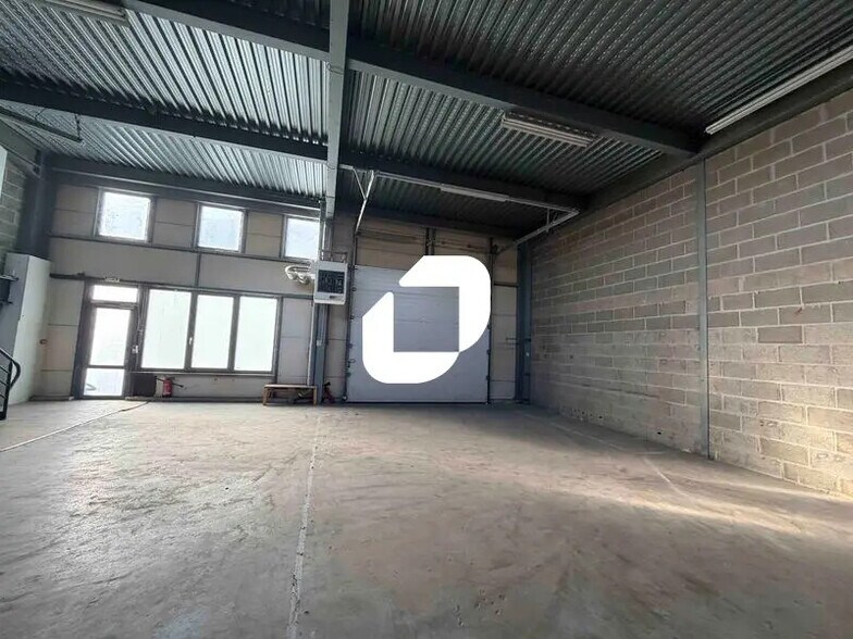 Flex in Le Thillay for lease - Building Photo - Image 3 of 30