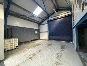 25 Bowlers Croft, Basildon for lease Interior Photo- Image 2 of 4