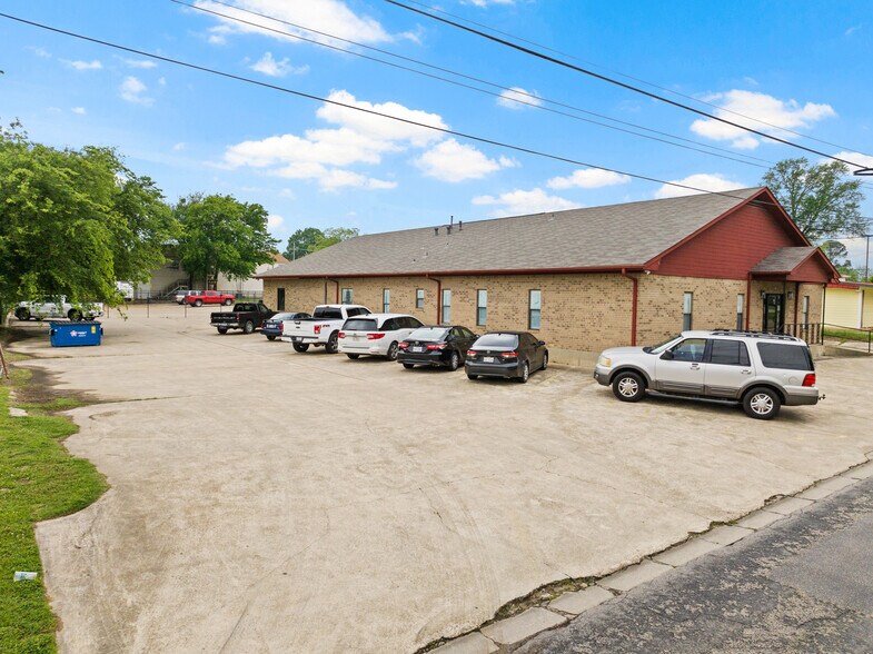 107 E 11th St, Mount Pleasant, TX à vendre - Photo du bâtiment - Image 2 de 45
