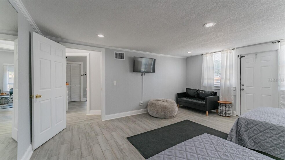 1668 28th Ave N, Saint Petersburg, FL à vendre - Photo du bâtiment - Image 3 de 27