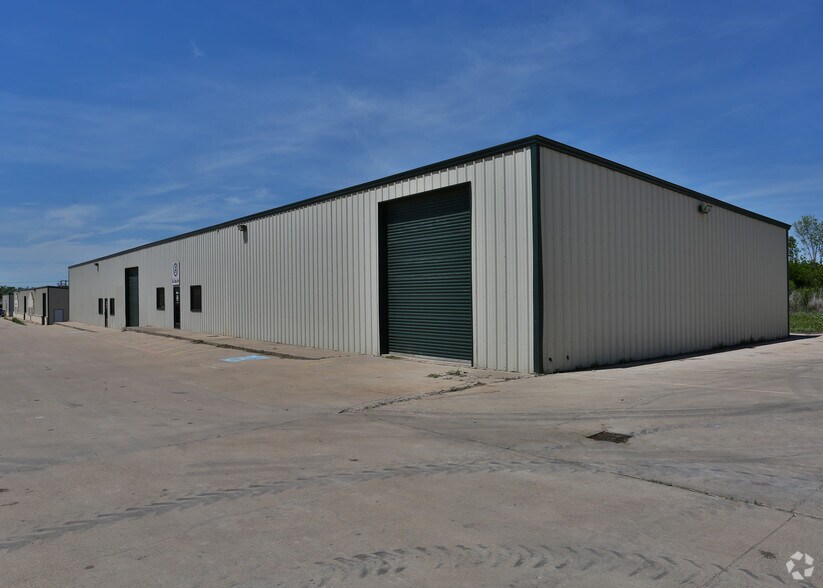 1748 N Main St, Cleburne, TX à louer - Photo du bâtiment - Image 3 de 8