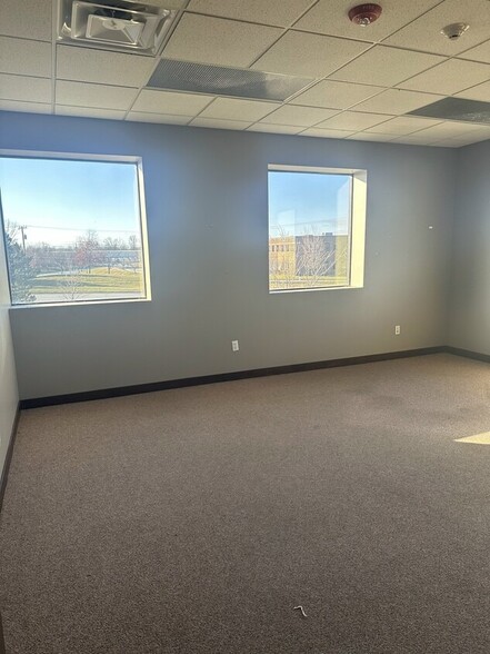 18673 Dix Toledo, Brownstown, MI for lease - Interior Photo - Image 2 of 15