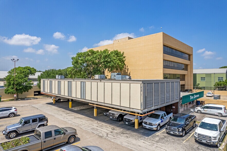 1305 W 34th St, Austin, TX à louer - Photo du bâtiment - Image 3 de 19