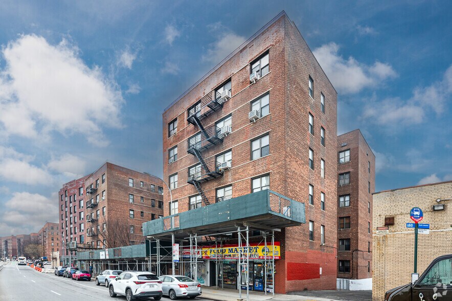92-40 Queens Blvd, Rego Park, NY à louer - Photo principale - Image 1 de 9