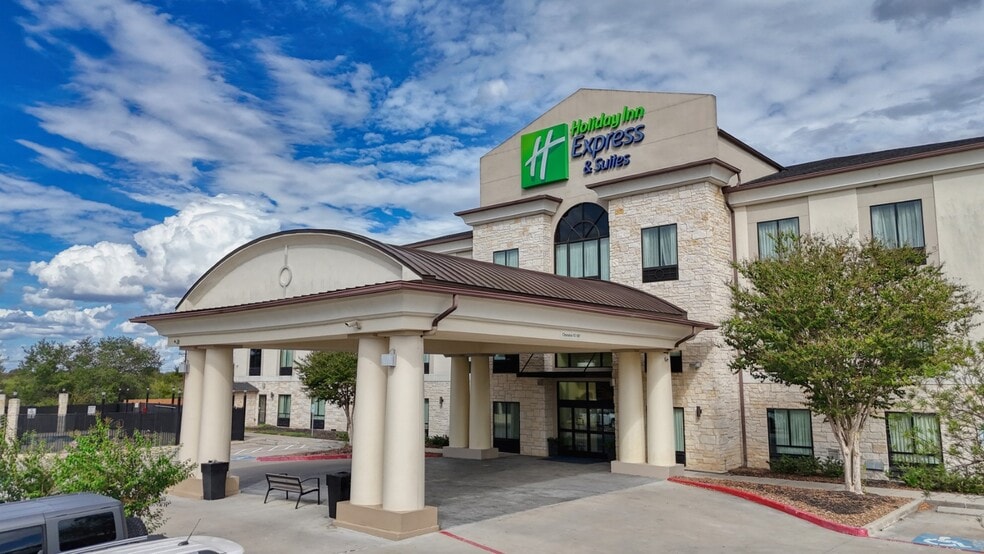 3371 N Esplanade St, Cuero, TX for sale - Building Photo - Image 2 of 17