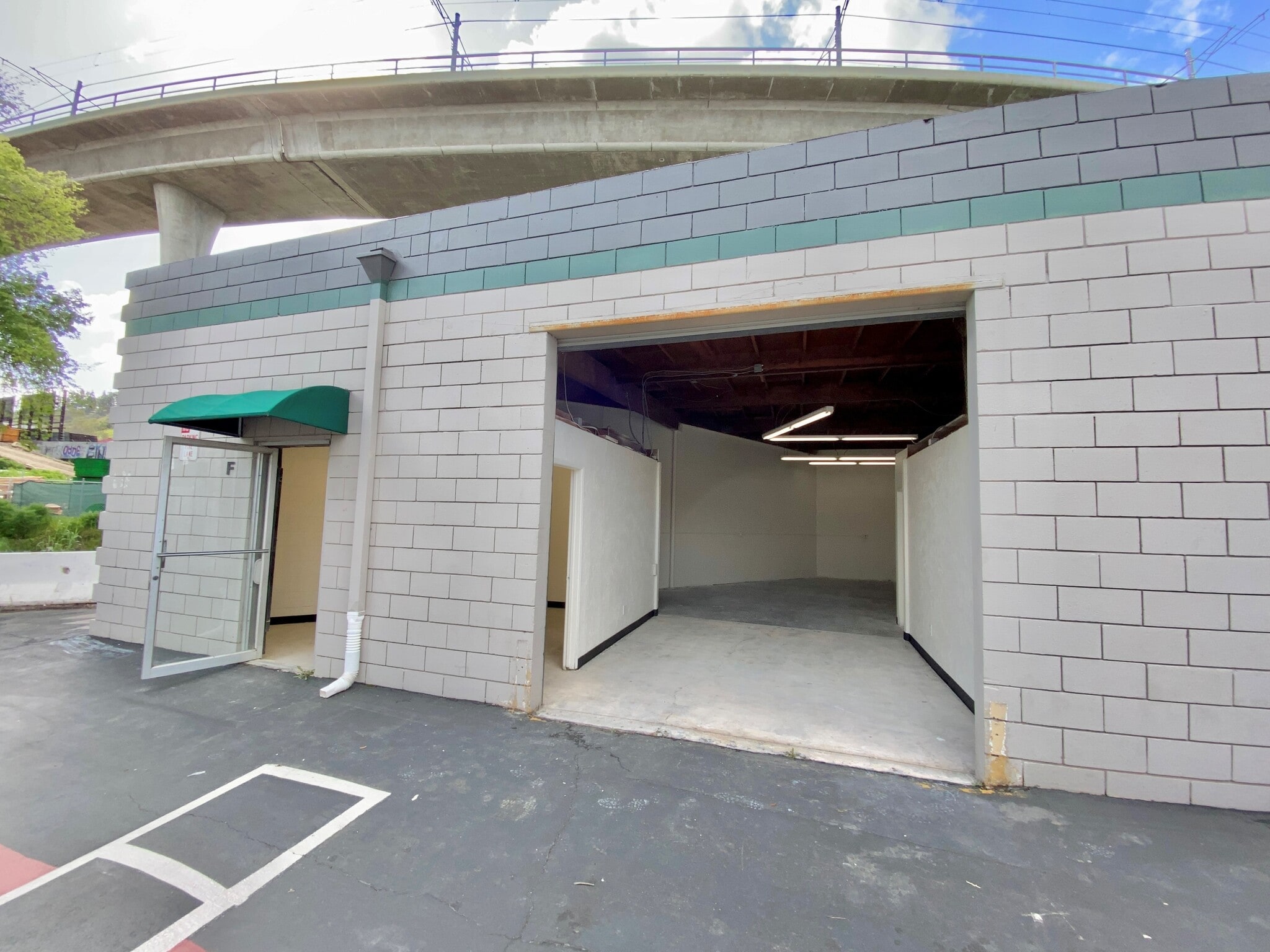 5835-5841 Mission Gorge Rd, San Diego, CA for lease Interior Photo- Image 1 of 10