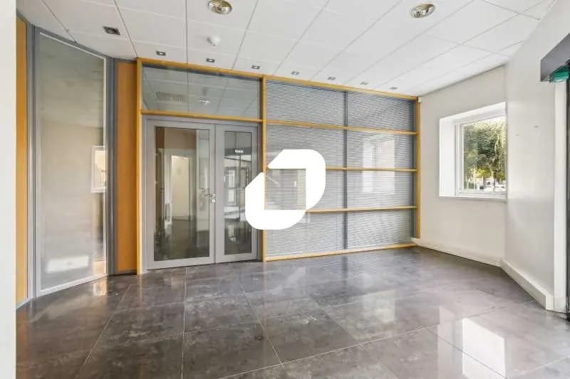 Office in Nanterre for lease - Interior Photo - Image 2 of 10