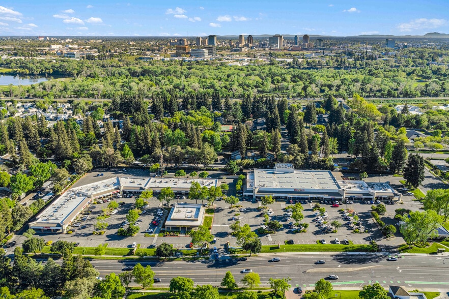 Discovery Plaza portfolio of 3 properties for sale on LoopNet.ca - Building Photo - Image 1 of 4