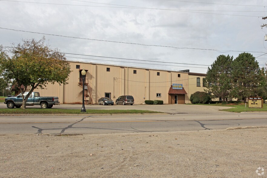 420 S Steele St, Ionia, MI à louer - Photo du bâtiment - Image 2 de 2