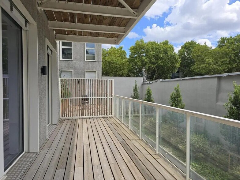 Office in Villeurbanne for lease - Building Photo - Image 3 of 9