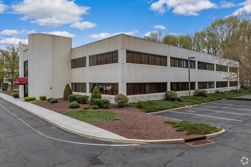 225 Gordons Corner Rd, Manalapan, NJ for sale - Primary Photo - Image 1 of 65