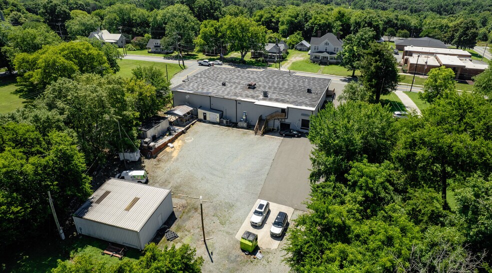 410 E Main St, Haw River, NC à louer - Photo du bâtiment - Image 3 de 33