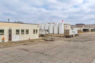 Plus de détails pour 13944 Yellowhead Trl, Edmonton, AB - Industriel à louer