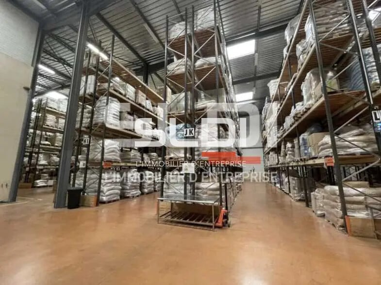 Flex in Lozanne for lease - Interior Photo - Image 3 of 7