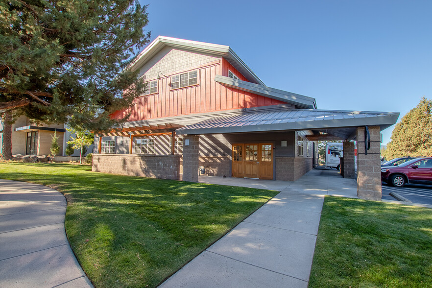 561 NW York Dr, Bend, OR for lease - Primary Photo - Image 1 of 20