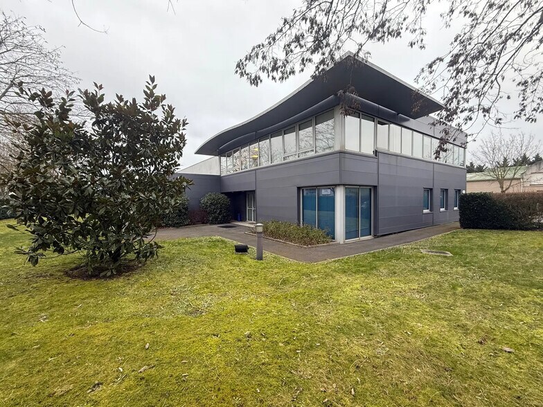 Local d'activités dans Le Plessis-Bouchard à vendre - Photo du bâtiment - Image 1 de 8