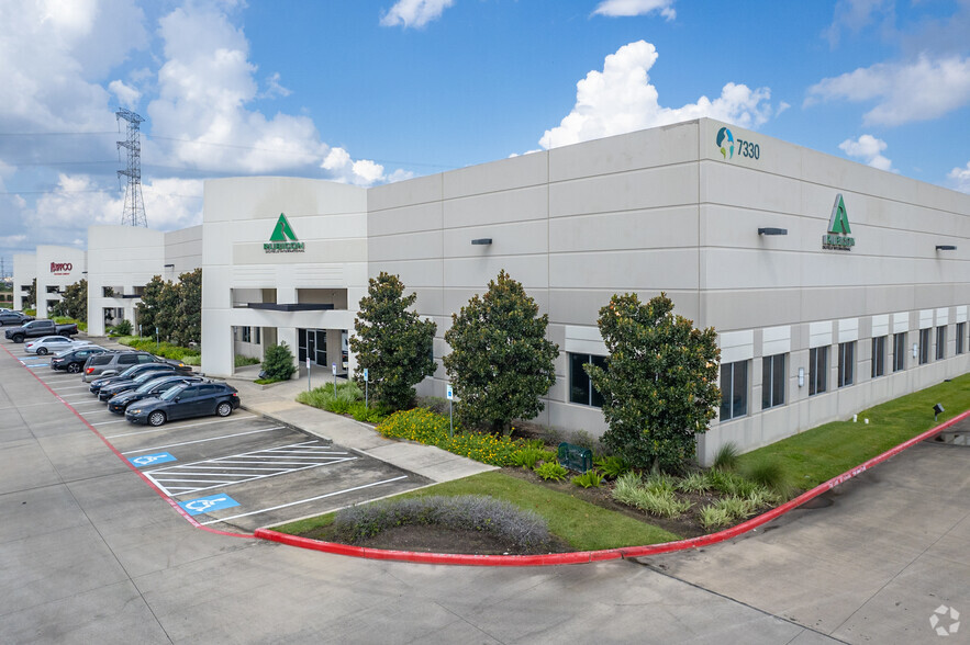 7330 N Sam Houston Pky W, Houston, TX for sale - Building Photo - Image 1 of 1