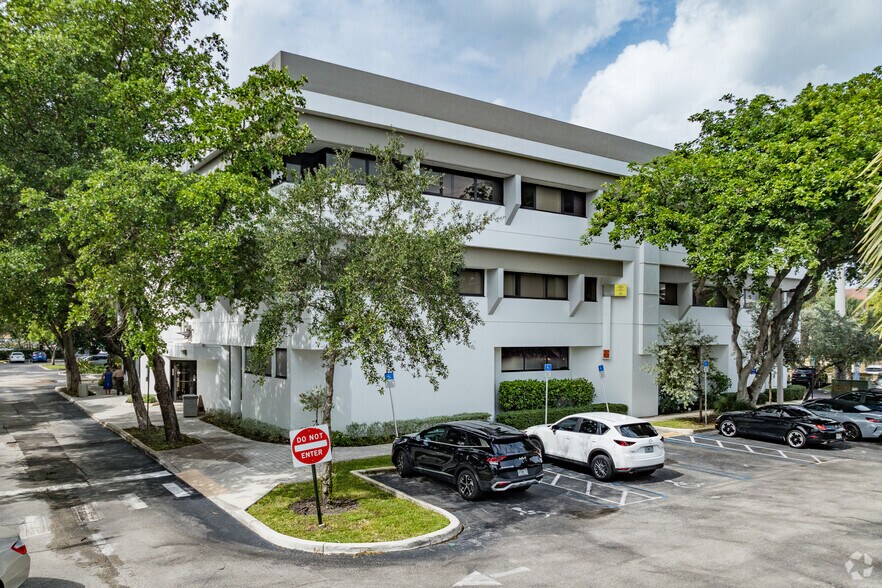 2925 Aventura Blvd, Aventura, FL à louer - Photo du bâtiment - Image 3 de 8