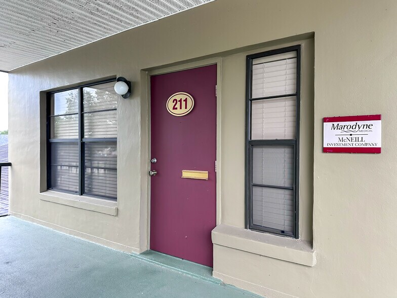 2000 E Edgewood Dr, Lakeland, FL à louer - Photo du bâtiment - Image 3 de 12