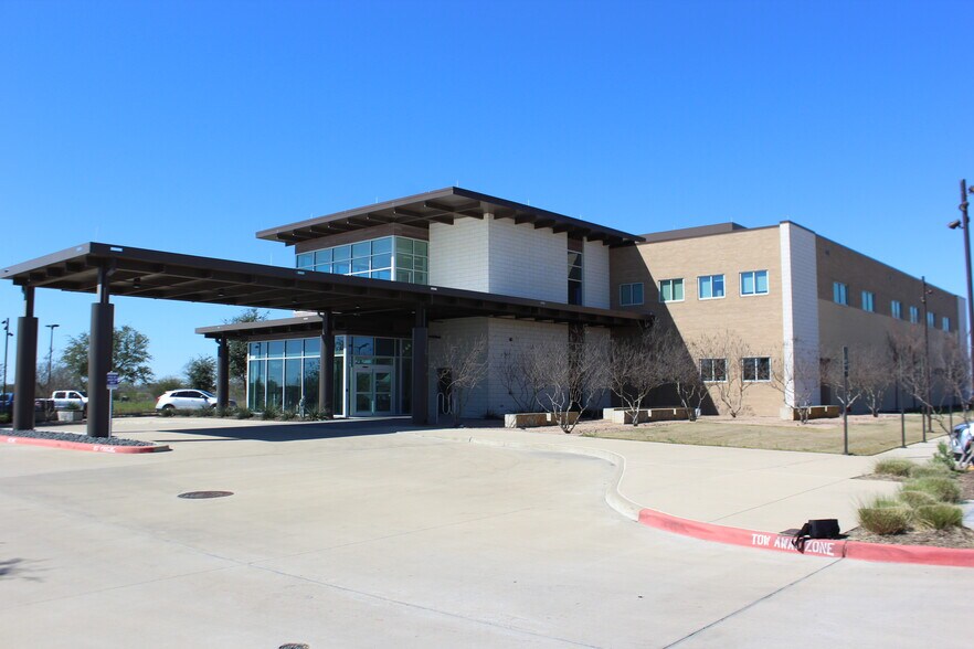 3989 N Shore Dr, Bryan, TX à louer - Photo du bâtiment - Image 2 de 21