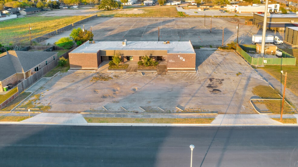 104 Teakwood Dr, Victoria, TX for sale - Building Photo - Image 2 of 49