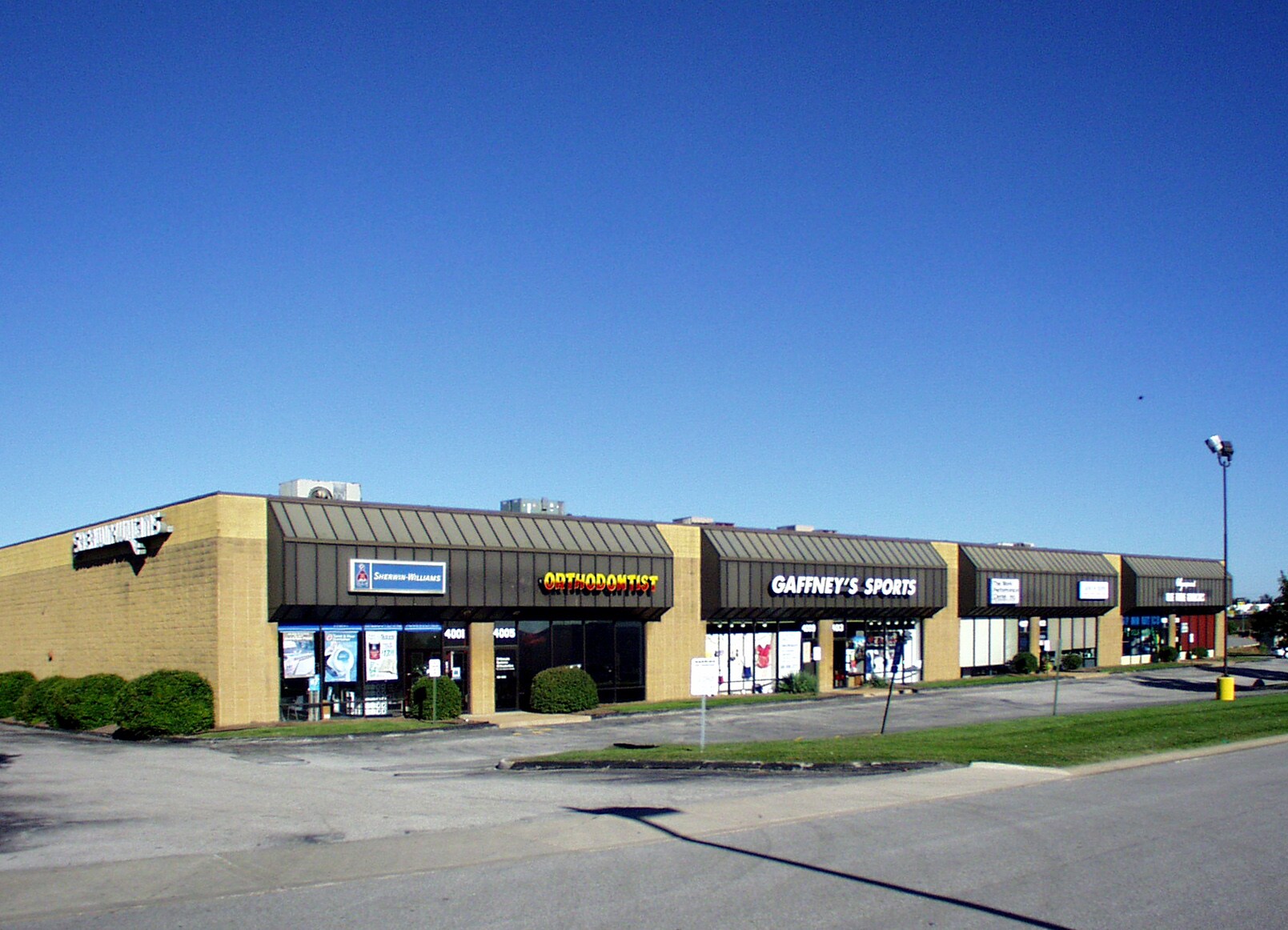 4001-4061 S Cloverleaf Dr, Saint Peters, MO à louer Photo du bâtiment- Image 1 de 6