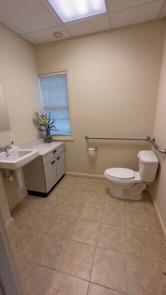 97 Cedar Grove Ln, Somerset, NJ à louer - Vidéo sur l’inscription commerciale - Image 2 de 19