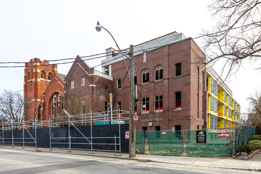 260 High Park Ave, Toronto, ON à vendre - Photo du bâtiment - Image 3 de 5