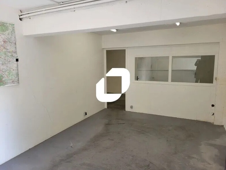 Flex in Les Lilas for lease - Interior Photo - Image 3 of 7