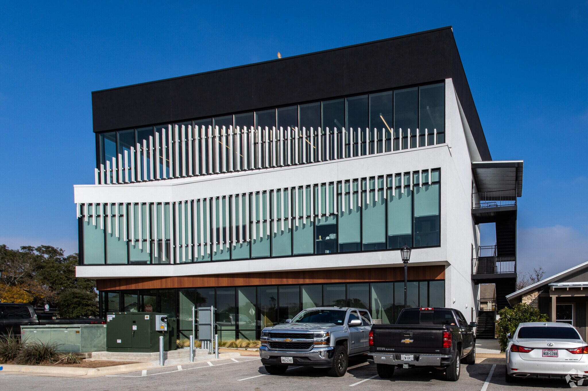 411 W Main St, Round Rock, TX for lease Building Photo- Image 1 of 13