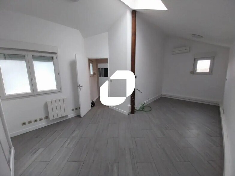 Office in Bry-sur-Marne for lease - Interior Photo - Image 1 of 6