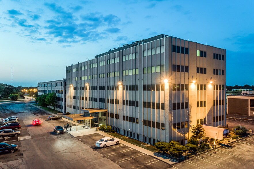 16000 W 9 Mile Rd, Southfield, MI à vendre - Photo du bâtiment - Image 2 de 27