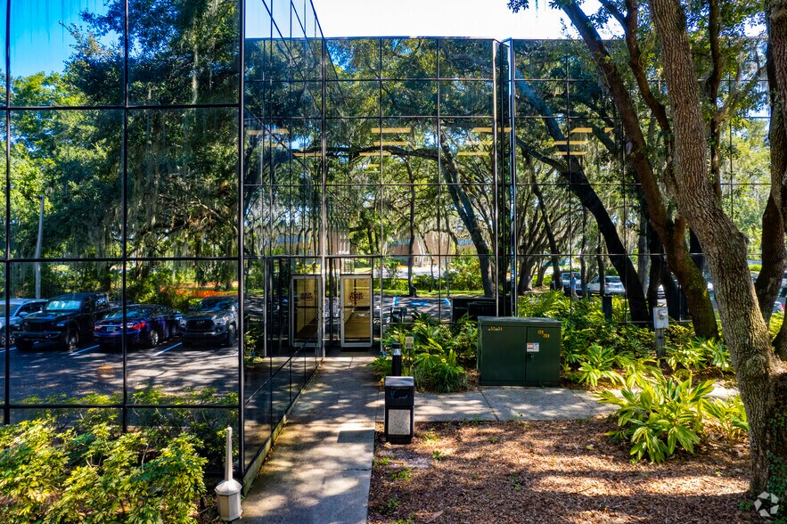 3812 Coconut Palm Dr, Tampa, FL à louer - Photo du bâtiment - Image 3 de 9