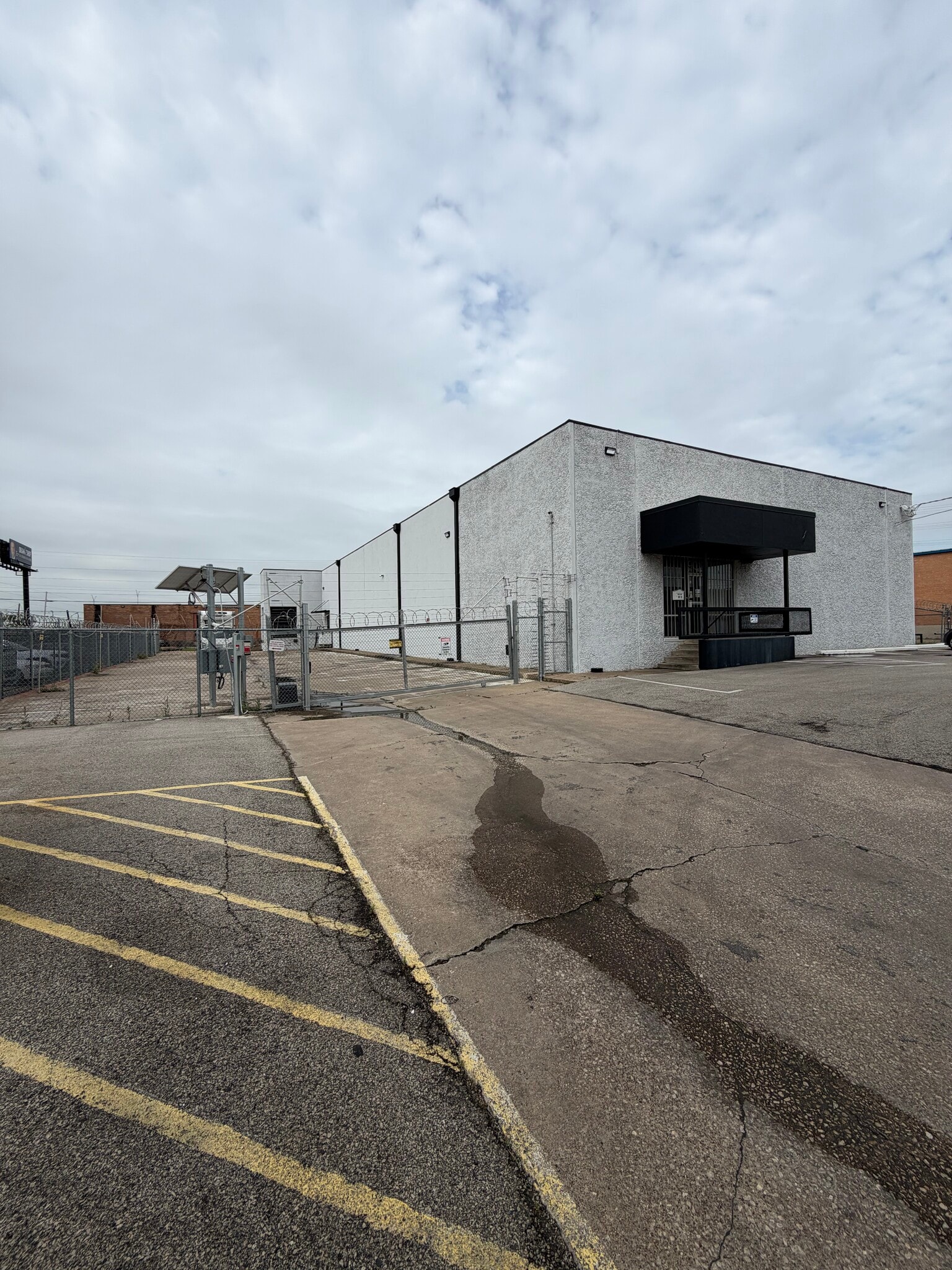 9019 Governors Row, Dallas, TX for lease Building Photo- Image 1 of 26