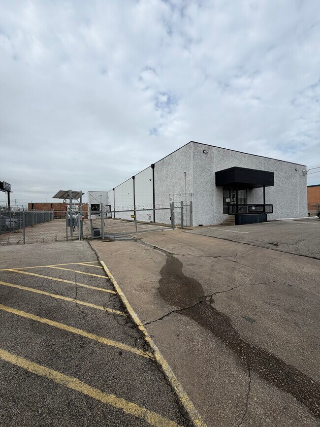 More details for 9019 Governors Row, Dallas, TX - Industrial for Lease