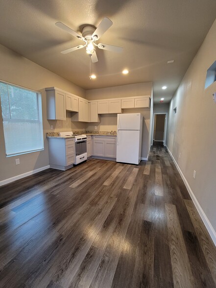 1714 W Salinas St, San Antonio, TX for sale - Interior Photo - Image 2 of 6